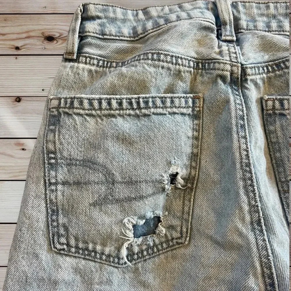 American Eagle Women's Size 2 Light Blue Distressed Mom Straight Jeans‎ - Picture 6 of 6